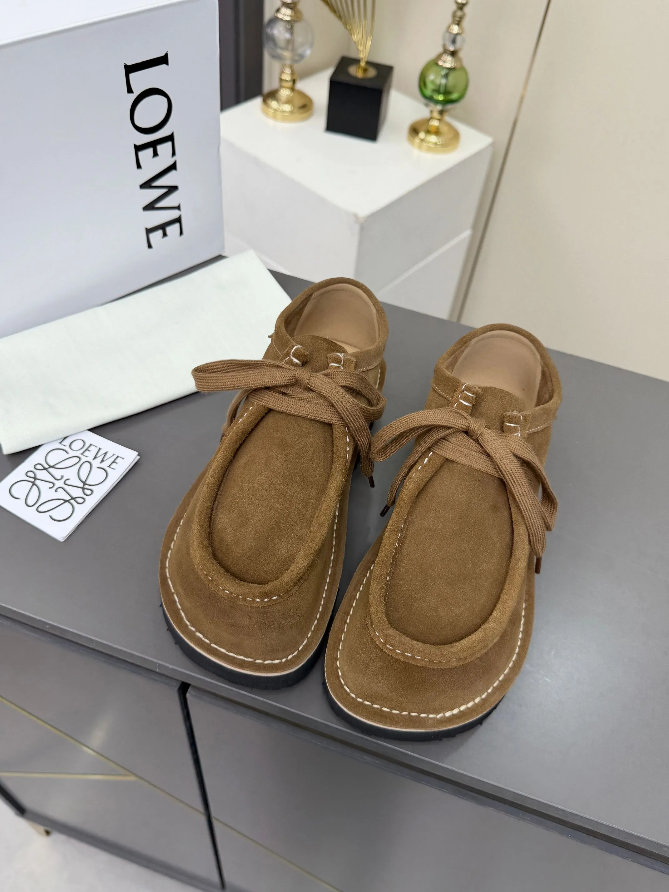 👟👟Ex-factory price 560👟👟 LOEWE·Loewe's latest kangaroo shoes, split cow leather, suede cow leather, thick-soled lace-up casual shoes, lace-up retro British style, from design to texture, allowing you to easily have a high-end luxury wearing experience. The upper is made of imported high-mercerized smooth cow suede. The delicate texture has a natural velvet-like sheen. Every inch exudes low-key sophistication. It is matched with the light-feeling EVA foam outsole. The 3-centimeter heel height is just right. It not only quietly elongates the body shape, but also brings the comfort of walking on the ground! The original version was purchased and developed, and the details are well handled. It is worth owning. It has a unique fashionable and trend-leading style. It is highly recommended to stock up. The shoe style is great, the leather is soft and comfortable, very comfortable on the feet and easy to match. ✦Fabric: imported high mercerized cowhide ✦Lining: no lining ✦Outsole: original EVA foam outsole ✦Number of sizes: women's size: 35#-40# (TT)